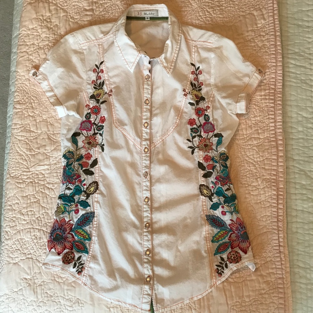 Upscale Western Pearl Snap Tee, EUC